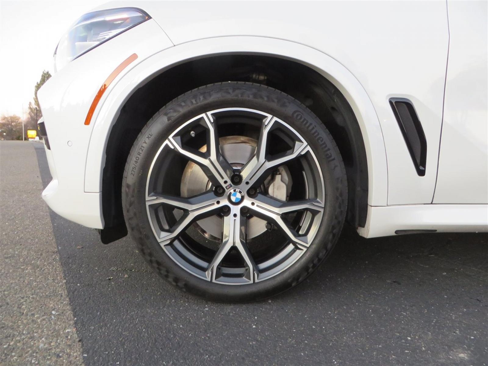 2022 White /BROWN BMW X5 xDrive40i (5UXCR6C08N9) with an 3.0L L6 DOHC 24V engine, 8A transmission, located at 2630 Grass Valley Highway, Auburn, CA, 95603, (530) 508-5100, 38.937893, -121.095482 - Photo #8